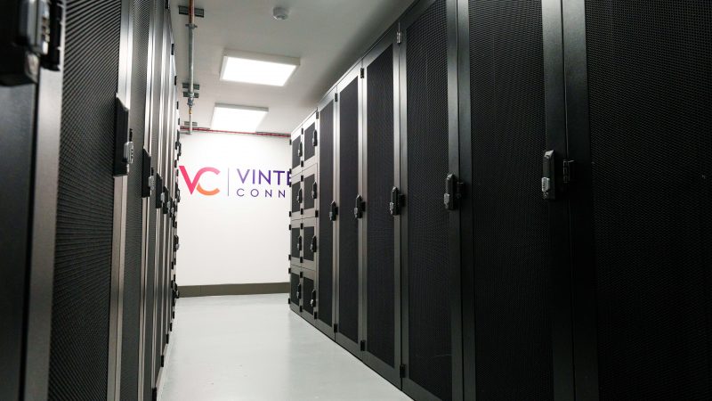What rack space options are available for colocation at Vinters Connect?